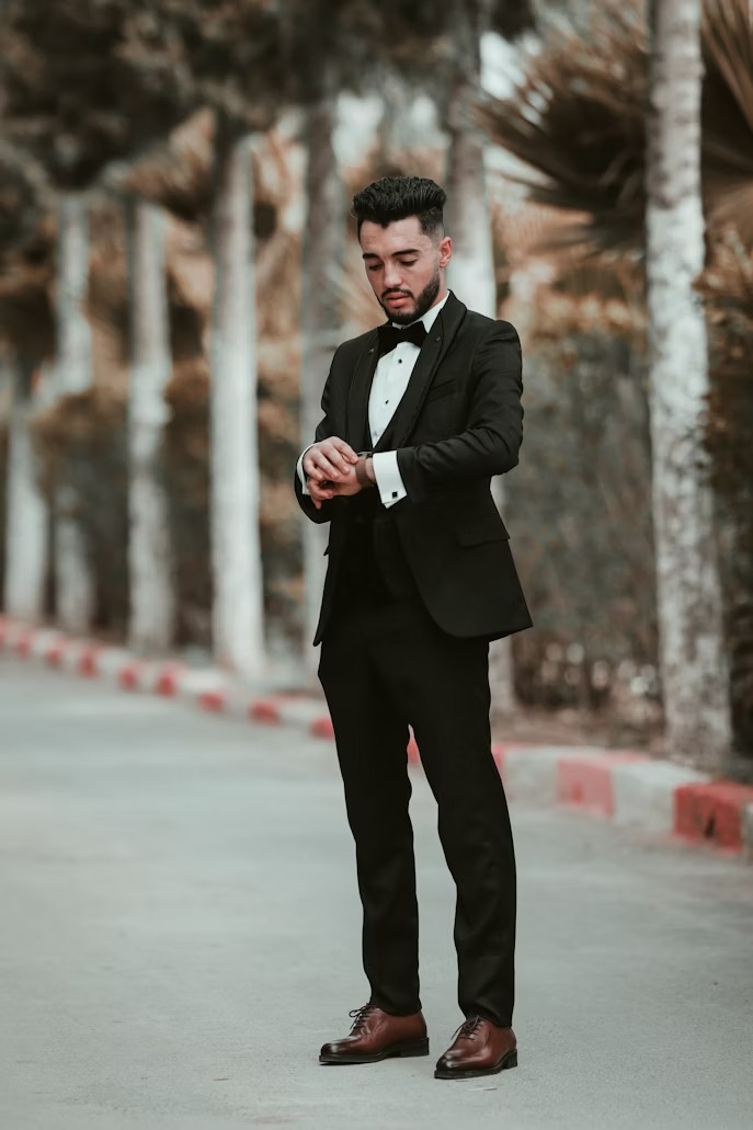 Chú rể mặc áo vest đen slimfit trong lễ cưới